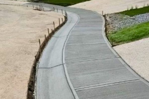 Clean, finished commercial concrete sidewalk and curb in Edmonton.
